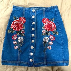 Small flower decorated mini skirt
